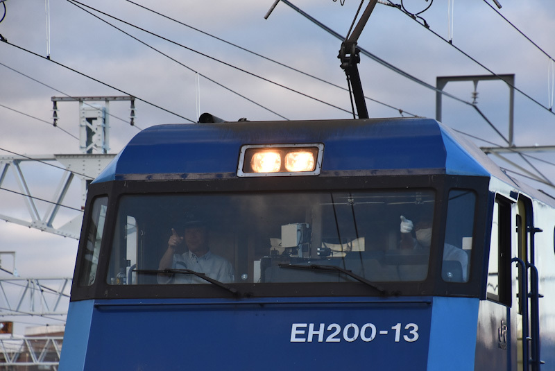 2023年8月5日撮影　南松本にて　篠ノ井線5463ﾚ　EH200-13号機　指差し確認のUP