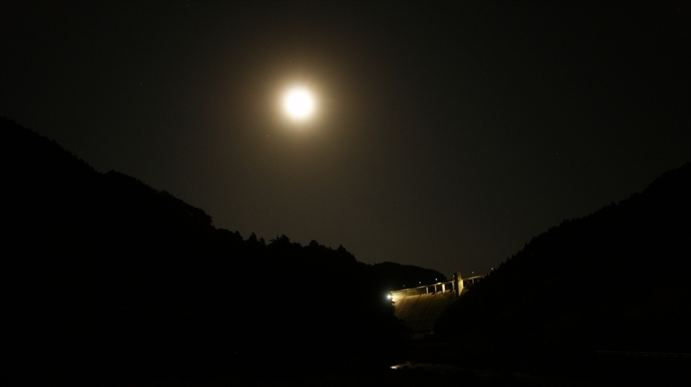 伊良原ダムと月