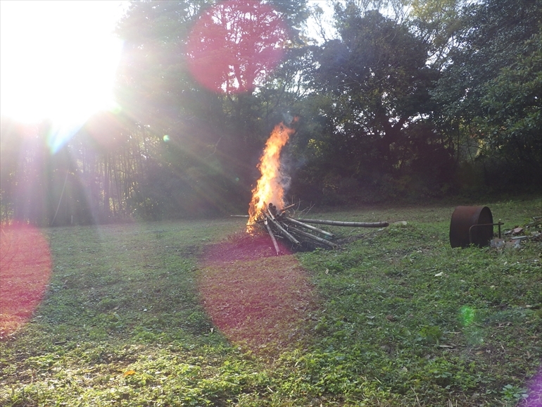 竹を燃やした