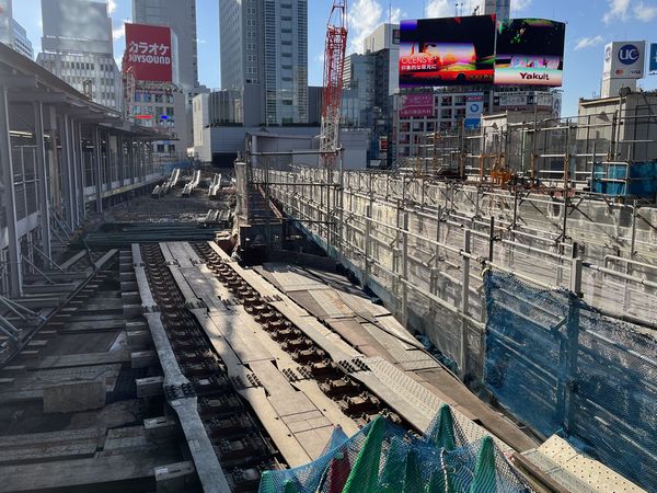 仮線は旧乗車ホーム跡地を通り、東急西館跡地で旧線と合流している。手前の枕木だけになっている部分が旧線。 仮線は旧乗車ホーム跡地を通り、東急西館跡地で旧線と合流している。手前の枕木だけになっている部分が旧線。