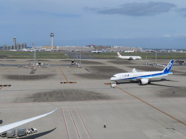 第3ターミナルの展望デッキから見た現在の羽田空港。4本の滑走路を持ち、最短2分間隔で航空機が離着陸する超過密運航となっている。