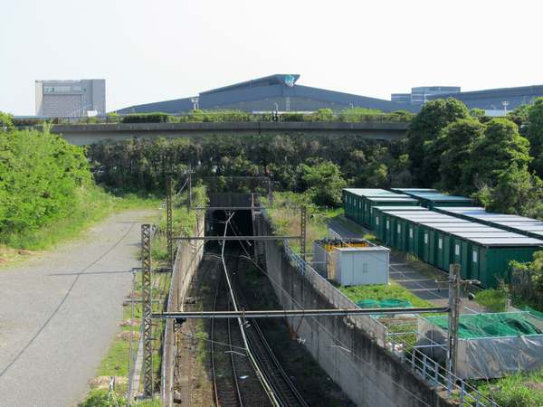東京貨物ターミナル駅南端にある羽田トンネル入口。羽田空港横の地下を通り川崎方面へ通じている。坑口の上に建つのは東京で消費される野菜や果物の中継拠点である大田市場。
