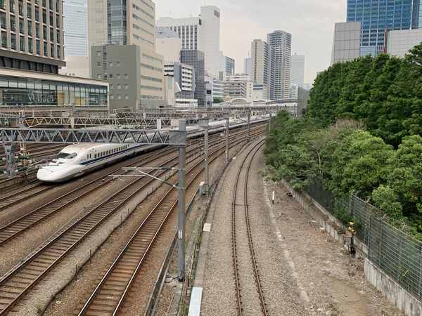 札の辻橋から東京方面を見る。右手前の錆びた線路が大汐線で、新幹線を挟んだ反対側の東海道線や山手線とは線路が接続されておらず盲腸線となっていた。