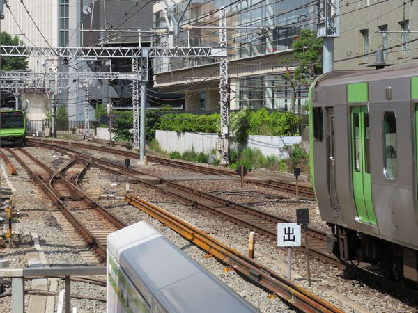 2022年3月ダイヤ改正から使用が開始された田町駅品川寄りの渡り線。早朝に大崎から回送されてくる外回り始発電車が使用している。