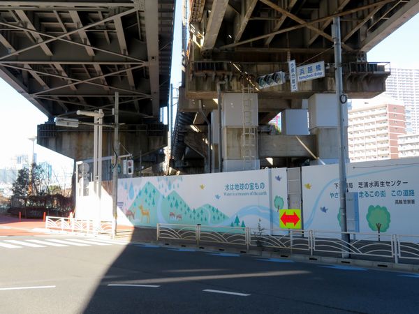 真下の浜路橋交差点横の橋脚は2017年頃に耐震補強が実施された。