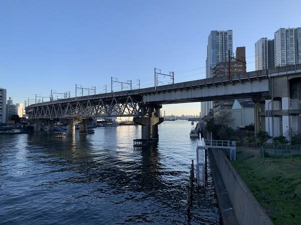 京浜運河橋梁。線路の位置が非常に高いため、上路式トラス橋が採用されている。