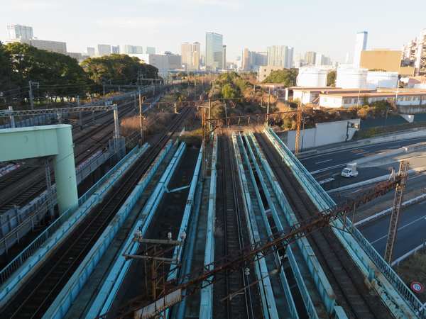 首都高速湾岸線の上を通る大井北部陸橋から田町方面を見る。ここから先は東京貨物ターミナル駅の入換作業で線路を使用している。