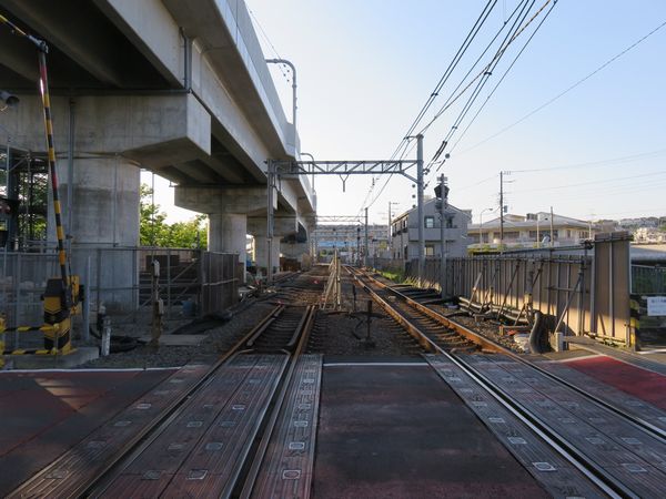 星川駅から先はこの時点で複線分の高架橋が完成していた。
