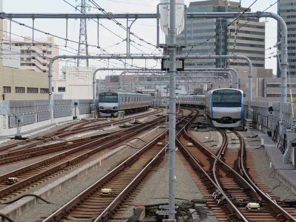 2022年3月ダイヤ改正で使用が開始された星川駅留置線。新横浜線開業後は東急の車庫不足を救済している。