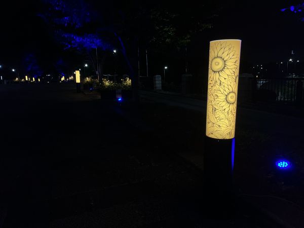 中央園路に設置されているひまわりの絵入りの行燈