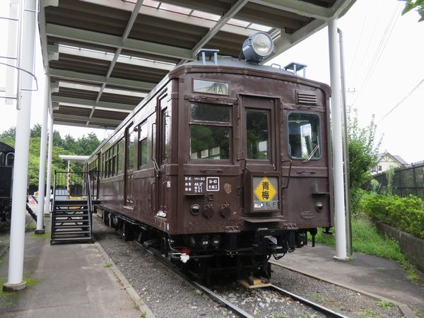 通勤電車クモハ40形。いわゆる旧型国電と呼ばれる形式の一つで、旧型では初めて全ての車両が長さ20mの車体で製造された。鉄道博物館に移設されたC51 5に代わり当施設に収蔵。