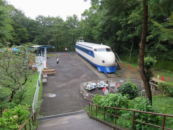 1段低い場所に展示されている新幹線0系