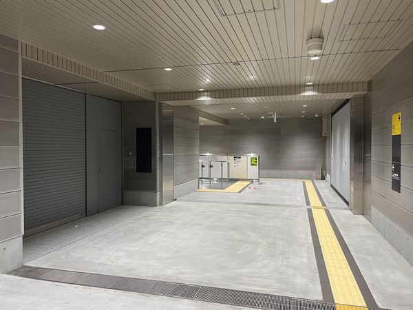 南口の通路途中にも地下駐輪場への接続口が準備されている。