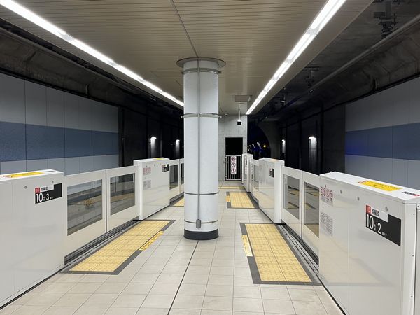 新横浜よりは複線シールドトンネルになるためホーム幅が徐々に狭まる