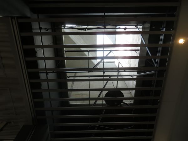 改札口横の天井は一部吹き抜けになっており地上から外光が射し込む