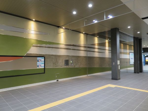 南改札内の壁面は新横浜駅の地層をイメージした塗り分けが施されている