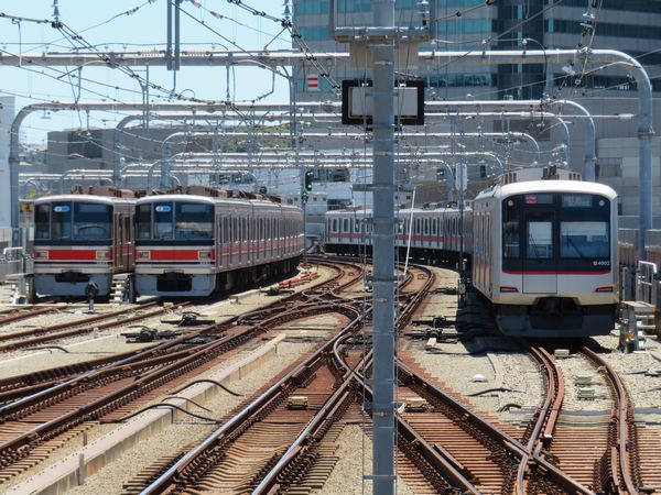 星川駅横浜寄りの留置線は休日昼間3本とも東急車が使用している。