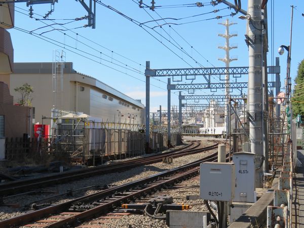 西武新宿寄りから見た沼袋駅。左のベージュの建物が移転した沼袋変電所。