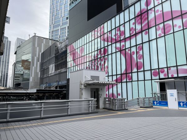 右手前からShibuya Sakura Stage、建設中のJR南口橋上駅舎（仮称）、渋谷ストリーム