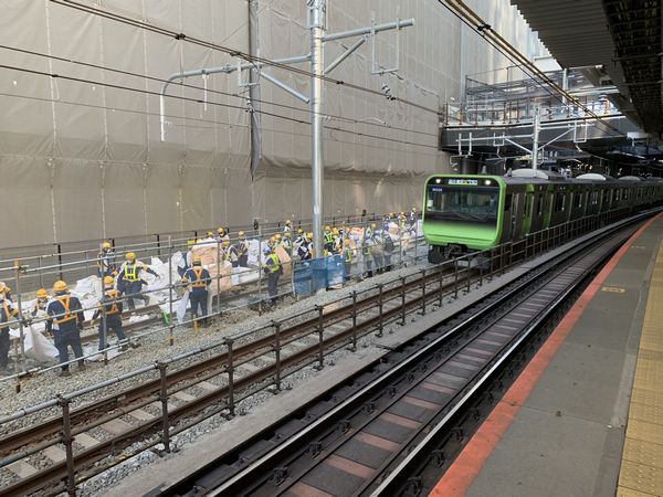 渋谷駅恵比寿寄りで行われた人力での線路移設作業