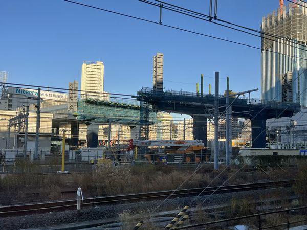 品川駅到着直前の横須賀線車内から見た環状4号線の工事