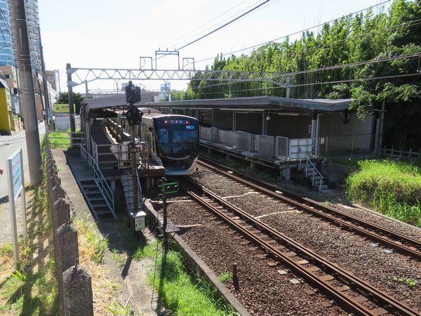 相鉄線の撮影スポットとして有名な鶴ヶ峰駅の横浜寄り。試運転中の東急3020系は9月から相鉄線内での営業運転を開始した。