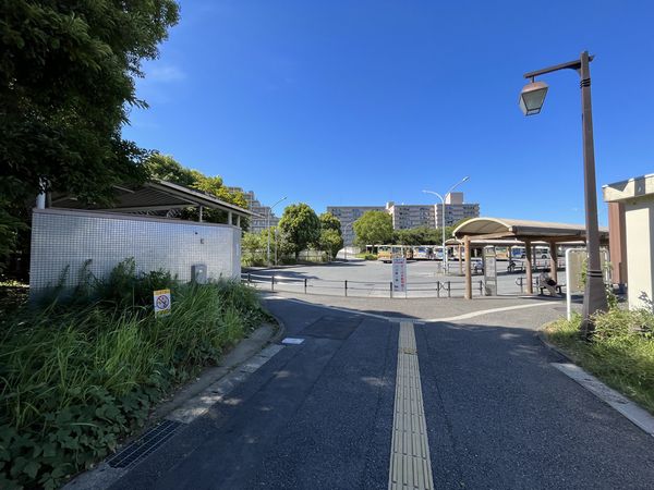 鶴ヶ峰駅北口からやや離れたところにあるバスターミナル。今立っている歩道を工事車両の走行ルートに改修する。