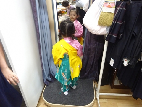 「年番若松町で「金棒引き」を孫娘たちがやる為、祭用品「中泰（ナカタイ）で衣装を決めて来ました。」⑦_R