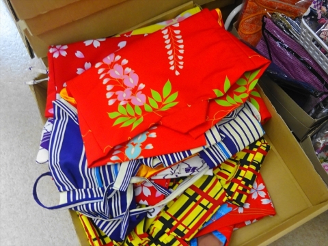 「年番若松町で「金棒引き」を孫娘たちがやる為、祭用品「中泰（ナカタイ）で衣装を決めて来ました。」⑬_R