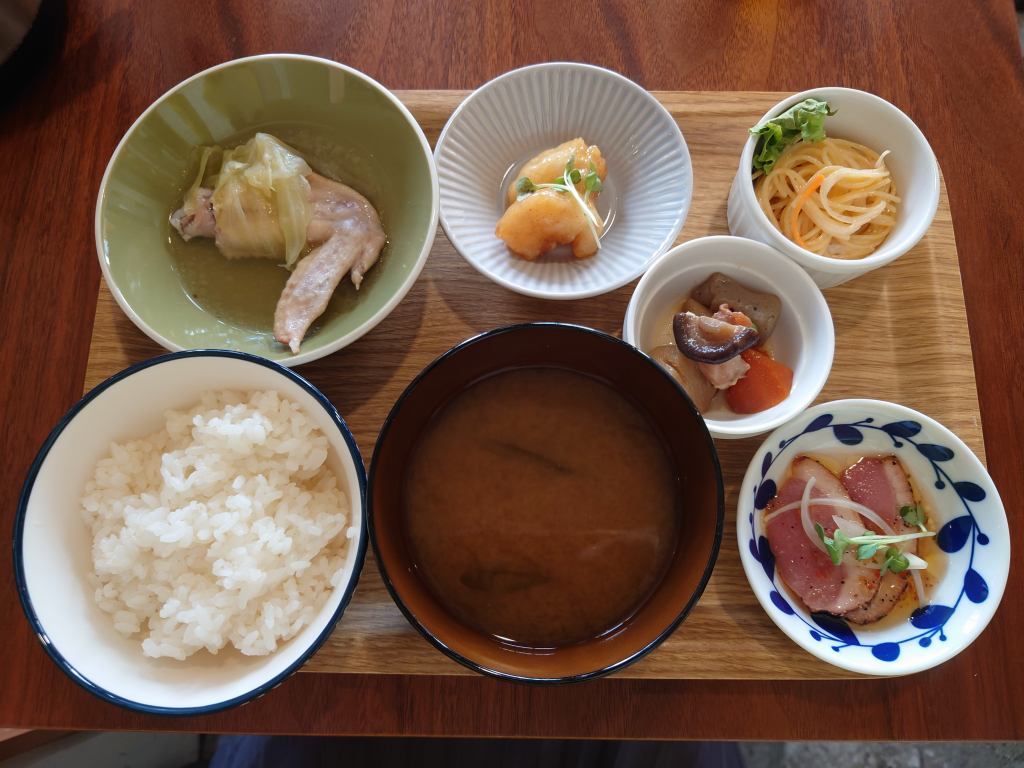 「ロープグラウンド食堂(北九州市小倉北区)」小鉢が5つ選べる和食ランチ！セルフサービスです