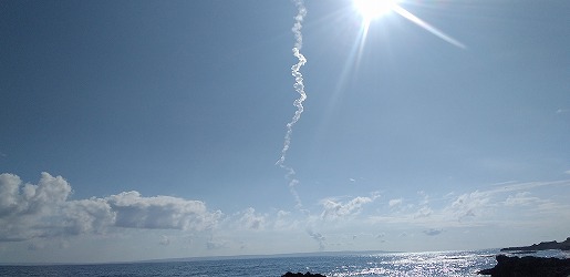 屋久島から見た種子島とロケット雲